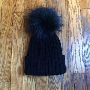 Ribbed beanie with detachable faux fur pom pom